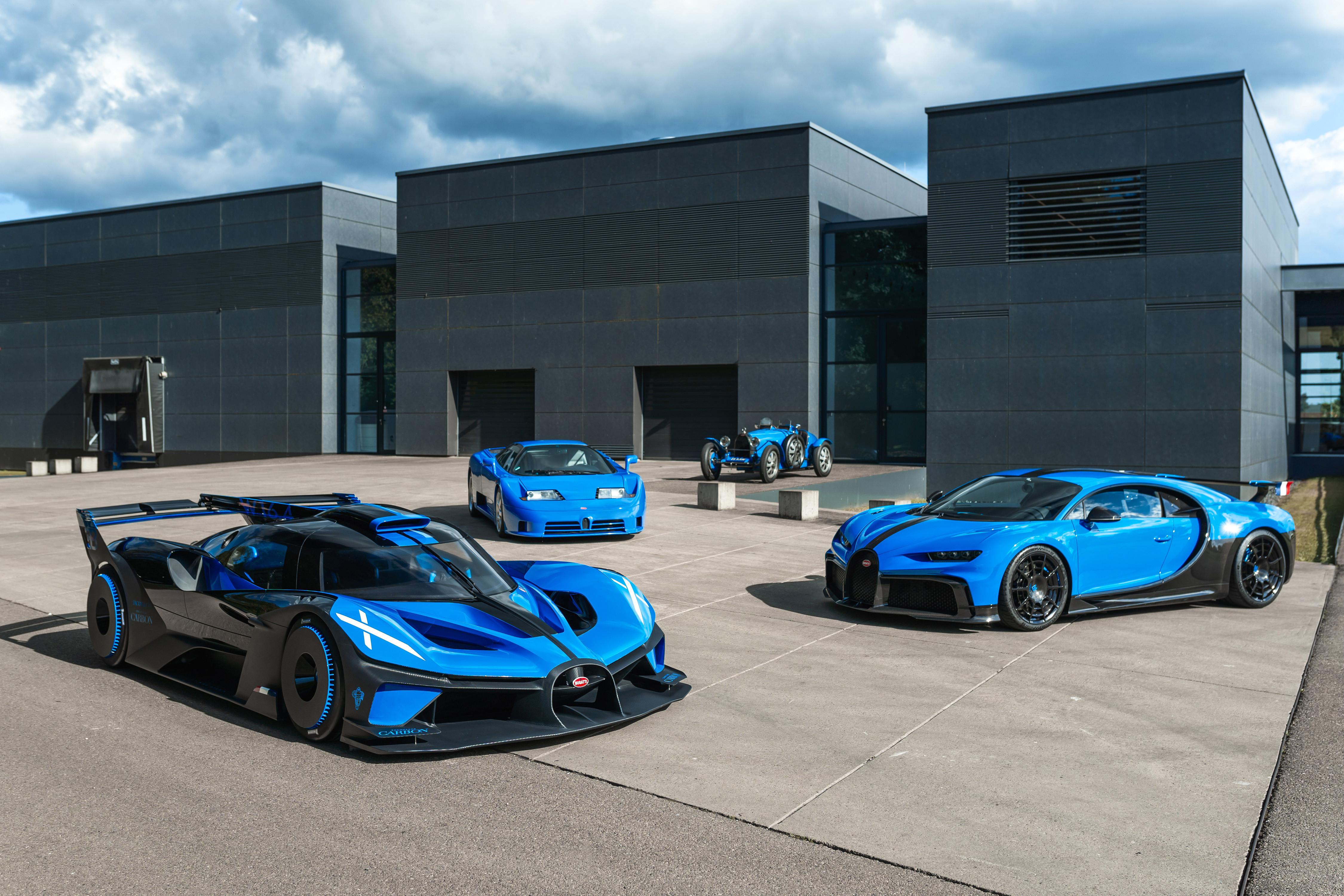 Voiture Bugatti De Course à Traîner - Tôle Peinte Bleue Avec Pilote, 36 Cm