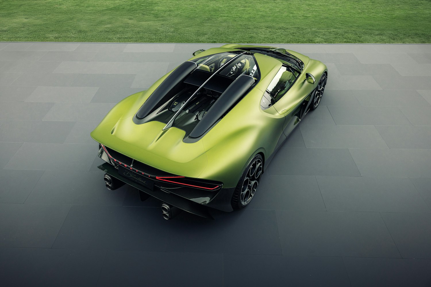 El Bugatti Brouillard hace su primera aparición mundial en The Quail, A Motorsports Gathering. Este hypercar único del Programme Solitaire combina artesanía, lujo extremo y motor W16 de 1.600 CV, rindiendo homenaje a la pasión ecuestre de Ettore Bugatti.