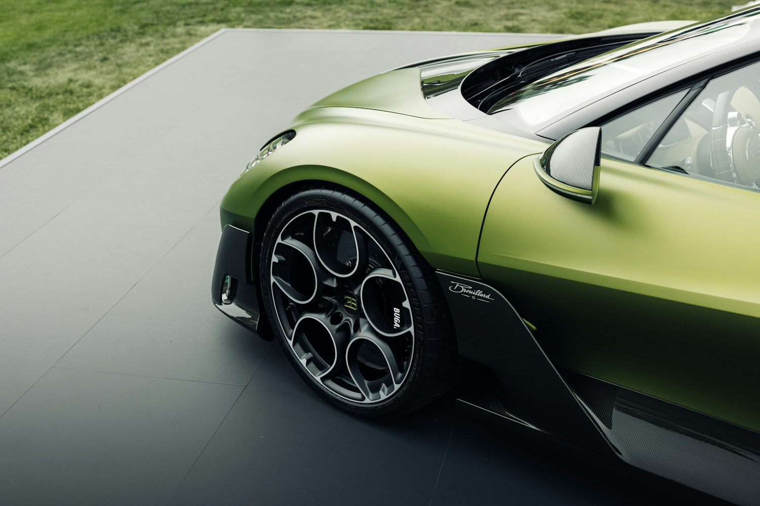 Conoce los neumáticos delanteros y llantas del Bugatti Brouillard: diseño exclusivo que combina rendimiento extremo, aerodinámica avanzada y estilo artesanal, asegurando una conducción precisa y la máxima expresión de lujo en este hypercar único.