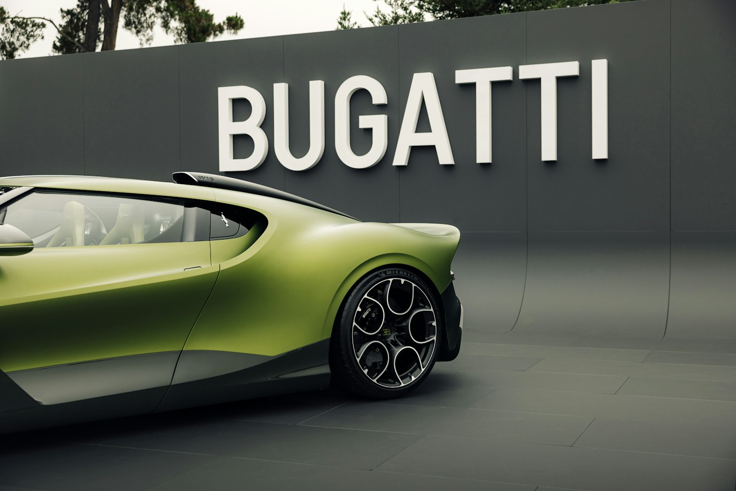 El Bugatti Brouillard debuta en Monterey Car Week como la primera creación del exclusivo Programme Solitaire. Descubre su diseño único, motor W16 de 1.600 CV y detalles artesanales que marcan un nuevo estándar en hypercars de lujo.