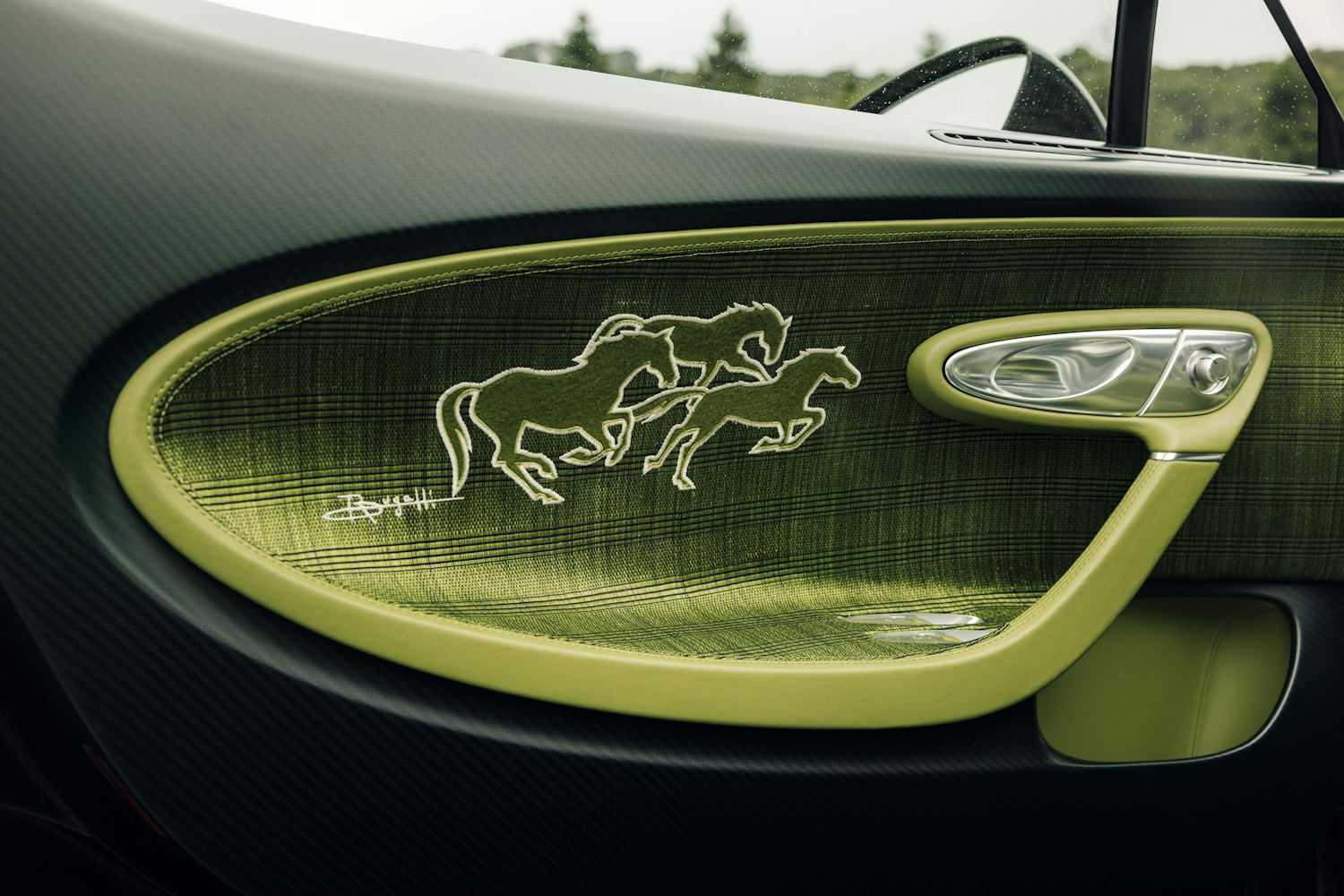 Admira los tres caballos bordados en la puerta del piloto del Bugatti Brouillard: un detalle artesanal que rinde homenaje a la pasión ecuestre de Ettore Bugatti, fusionando lujo, personalización y tradición en cada aspecto del hypercar.