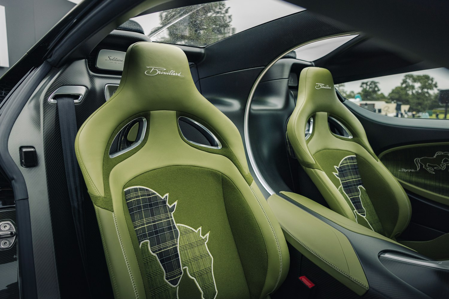 Descubre los asientos del Bugatti Brouillard: diseño personalizado, tapicería en cuero exclusivo, bordados de caballos y ergonomía de alta gama. Una fusión de confort, lujo y artesanía para una experiencia de conducción única.