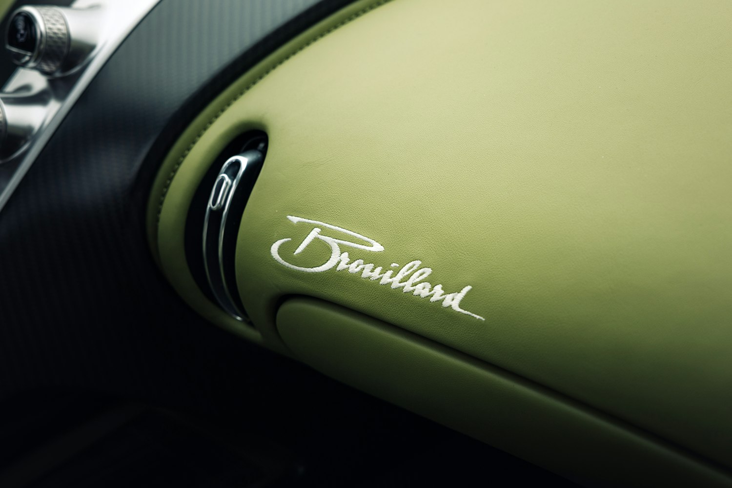 Descubre el exclusivo bordado "Brouillard" en el tablero del Bugatti Brouillard: un detalle artesanal que refleja lujo, personalización única y homenaje a la pasión ecuestre de Ettore Bugatti en el hypercar más exclusivo.
