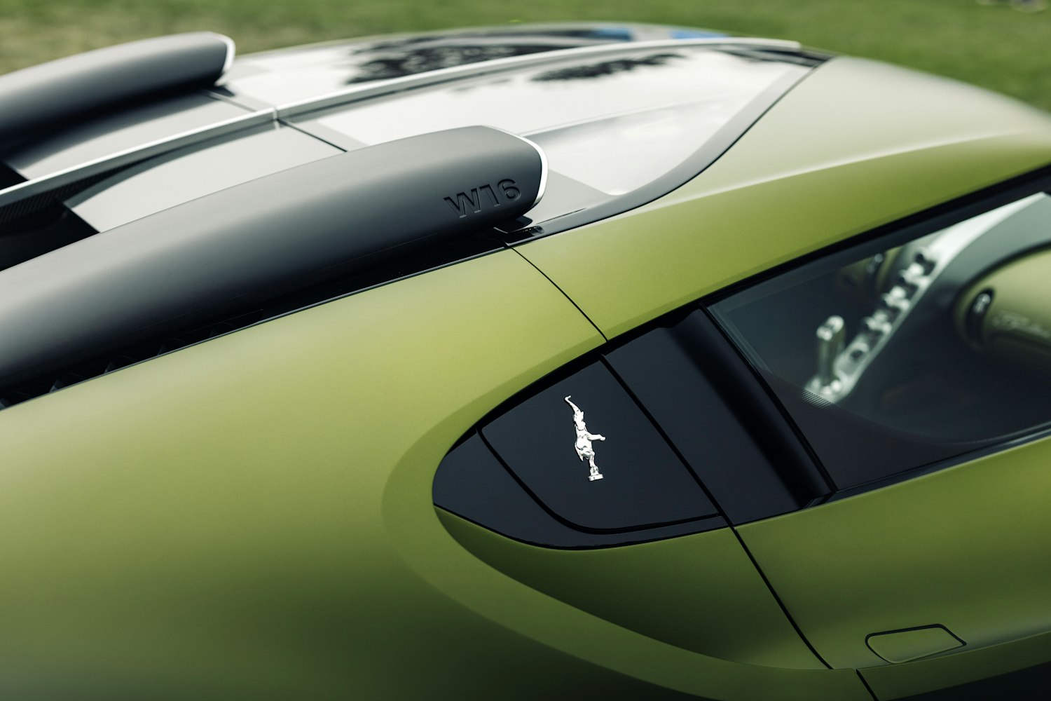 Explora el emblema lateral del Bugatti Brouillard: un elegante elefante que rinde homenaje a la artesanía y la historia de la marca. Cada detalle refleja lujo, exclusividad y la pasión por la personalización del Programme Solitaire.