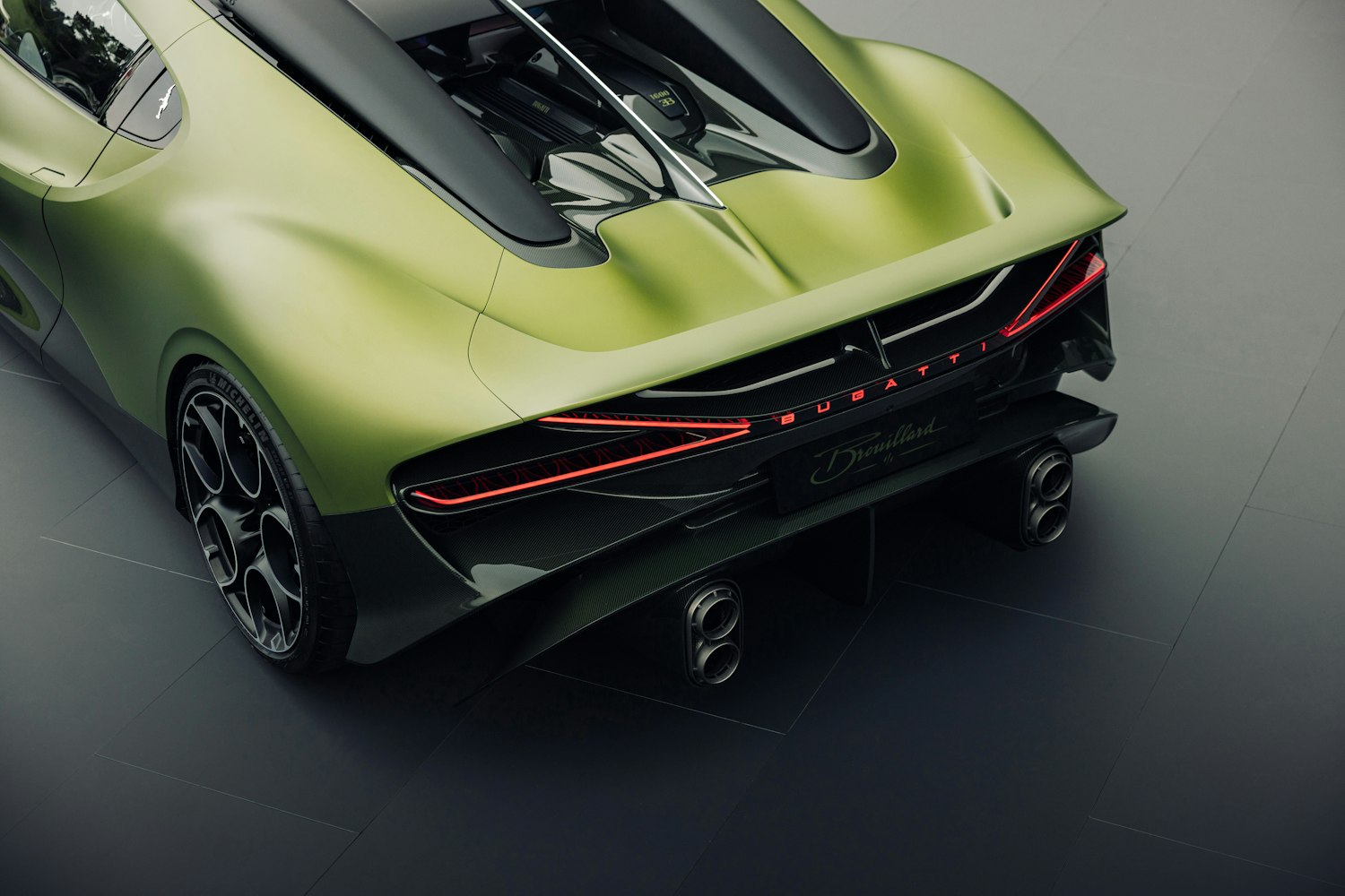 Explora el escape, alerón y luces traseras del Bugatti Brouillard: diseño aerodinámico y funcional que combina elegancia, rendimiento del motor W16 de 1.600 CV y detalles artesanales únicos en este hypercar exclusivo del Programme Solitaire.