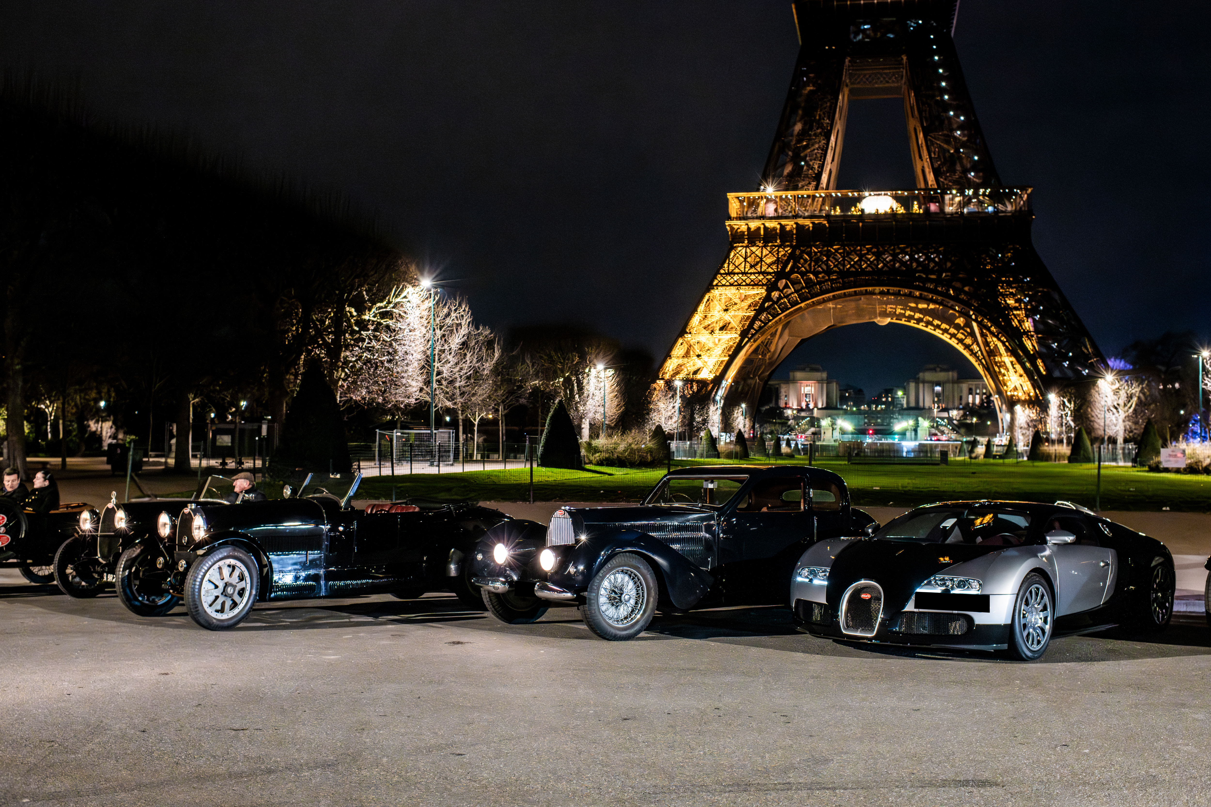 Un défilé Bugatti a offert un spectacle inoubliable d'icônes automobiles traversant les rues de Paris de nuit.