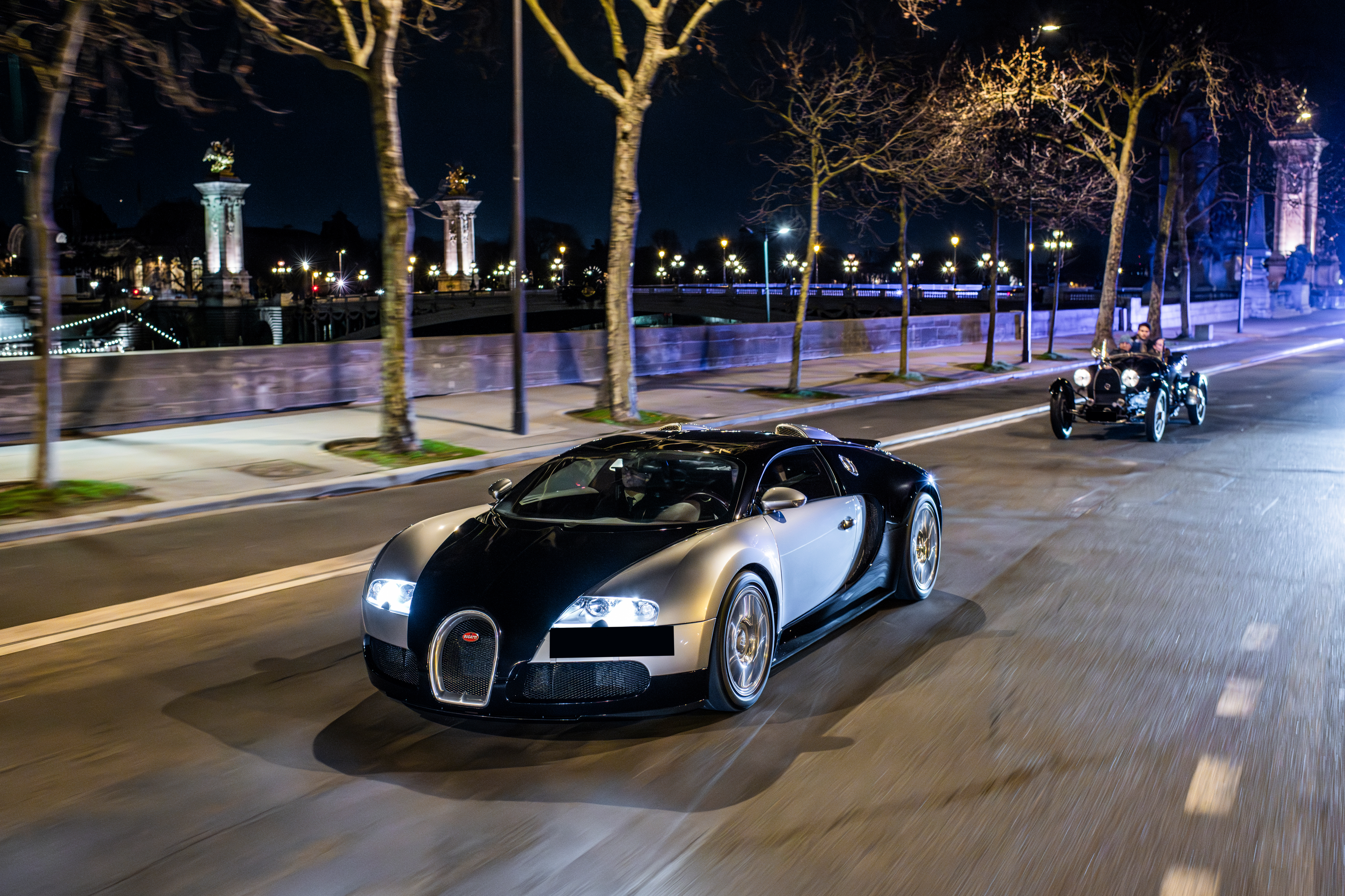 Un défilé Bugatti a offert un spectacle inoubliable d'icônes automobiles traversant les rues de Paris de nuit.