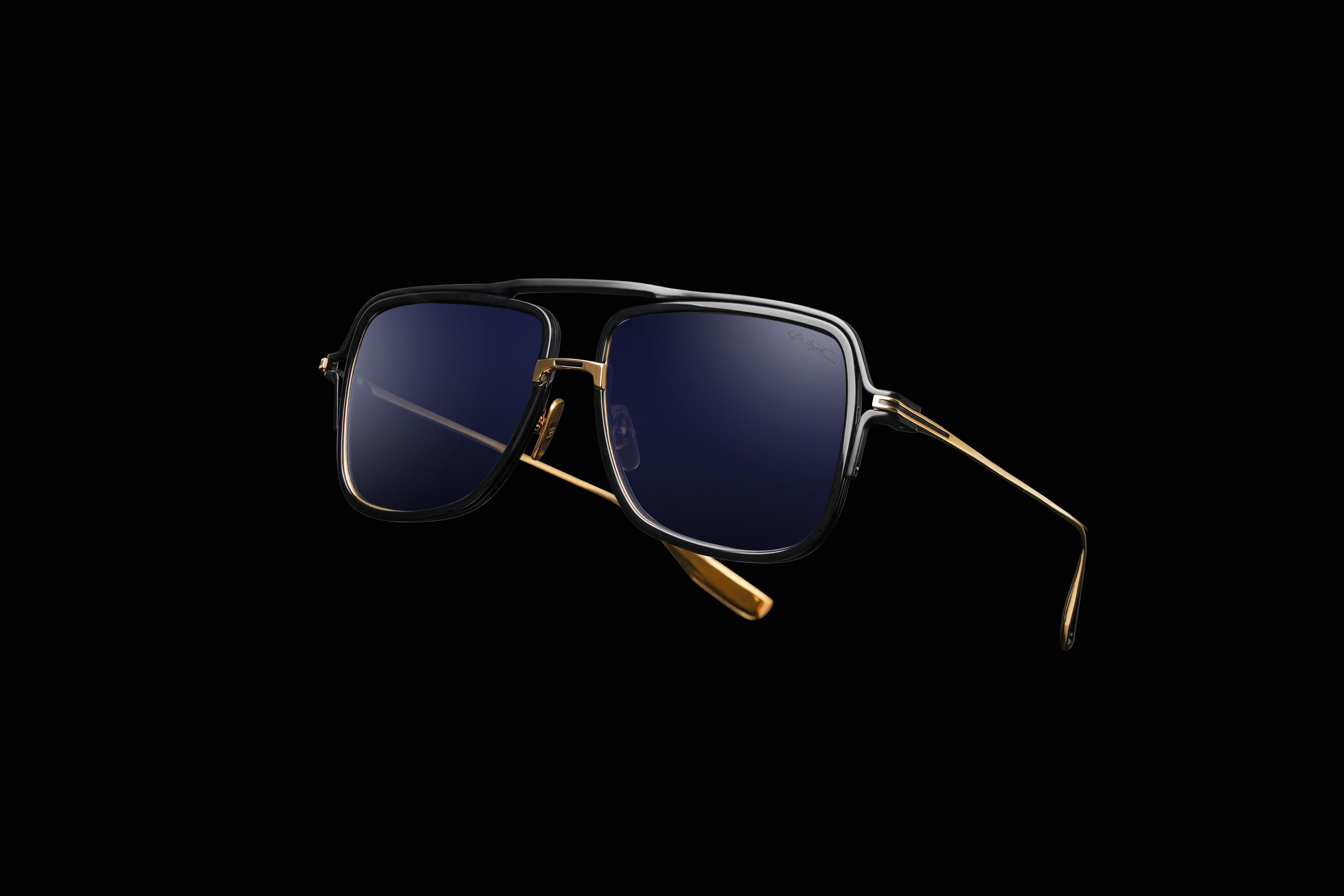 Model 102 from the new Collection Four by Bugatti Eyewear, reinterprets the navigator silhouette through a refined interplay of acetate and titanium, balancing depth, contrast and modernity.