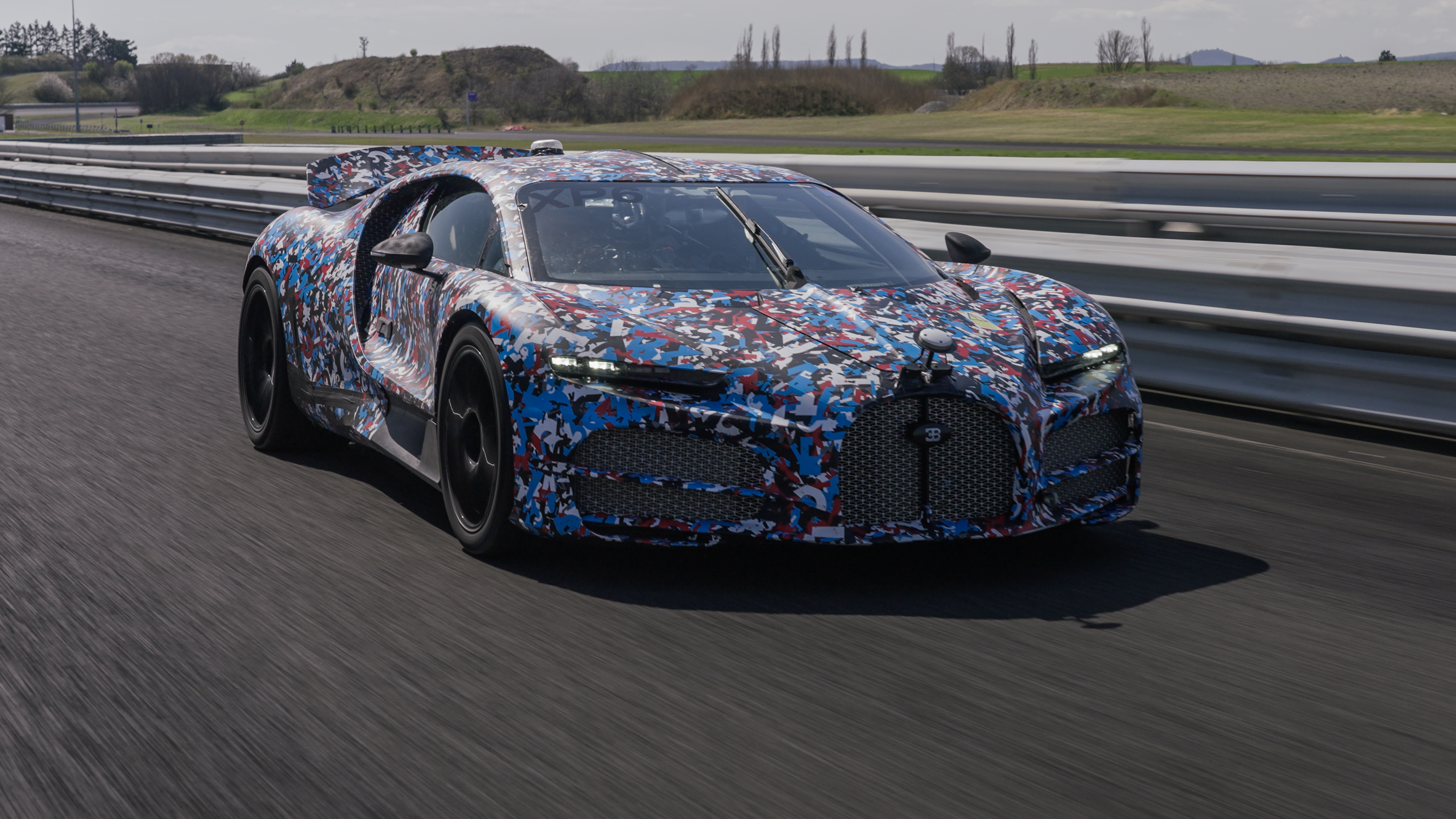 With the Tourbillon and its 1,800 PS hybrid powertrain, maintaining an optimal connection between the tires and the road is of utmost importance.