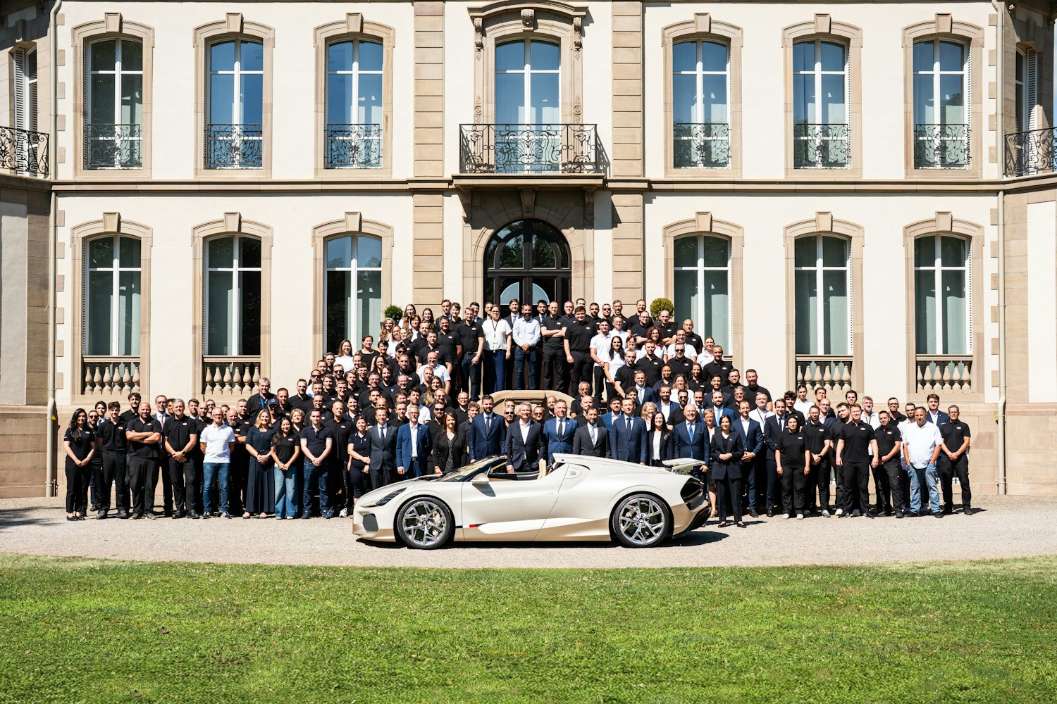 Bugatti a célébré la fin de la production de la W16 Mistral en juillet 2026.