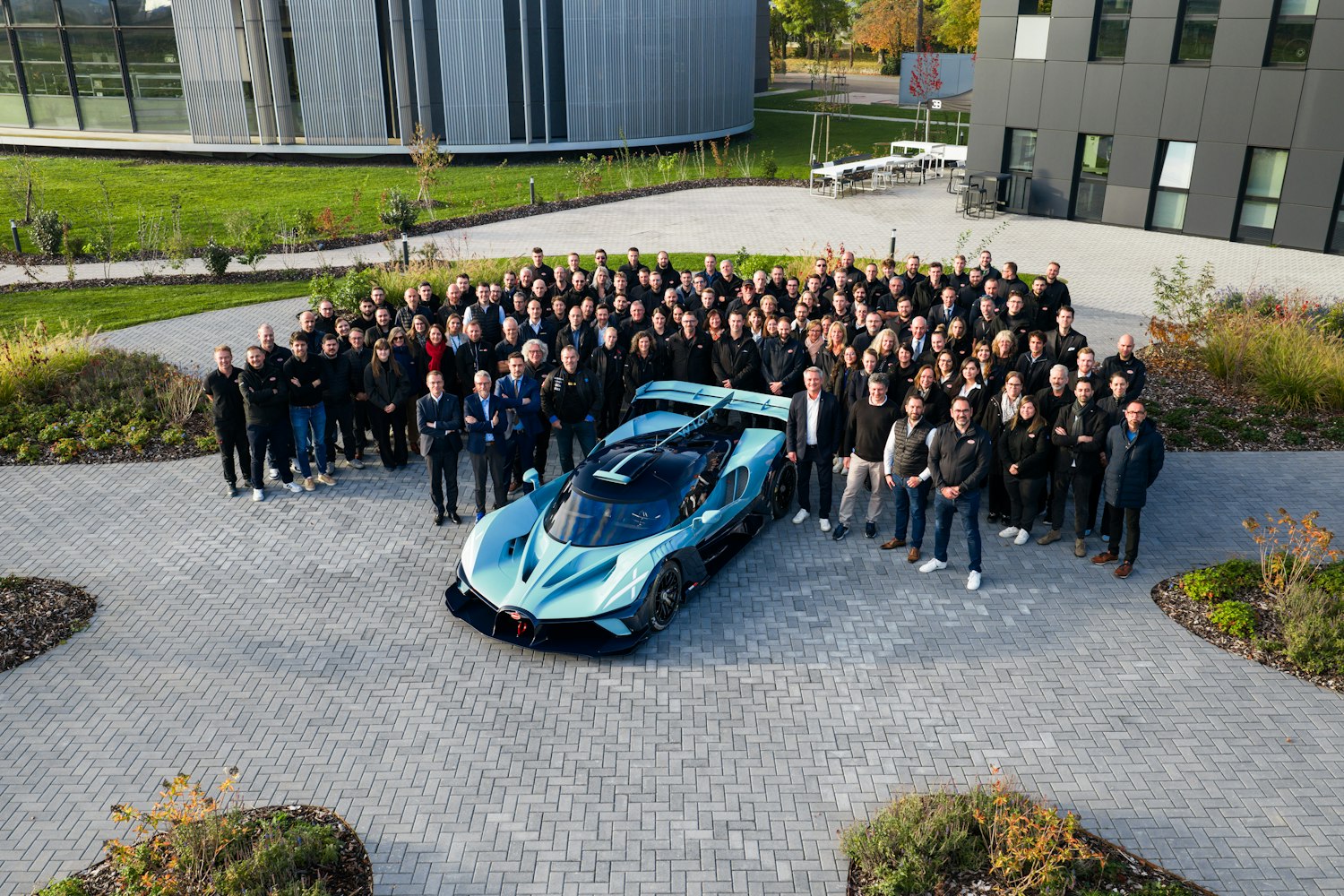 En novembre 2025, les équipes de Molsheim et Christophe Piochon ont célébré la fin de production de la Bugatti Bolide.