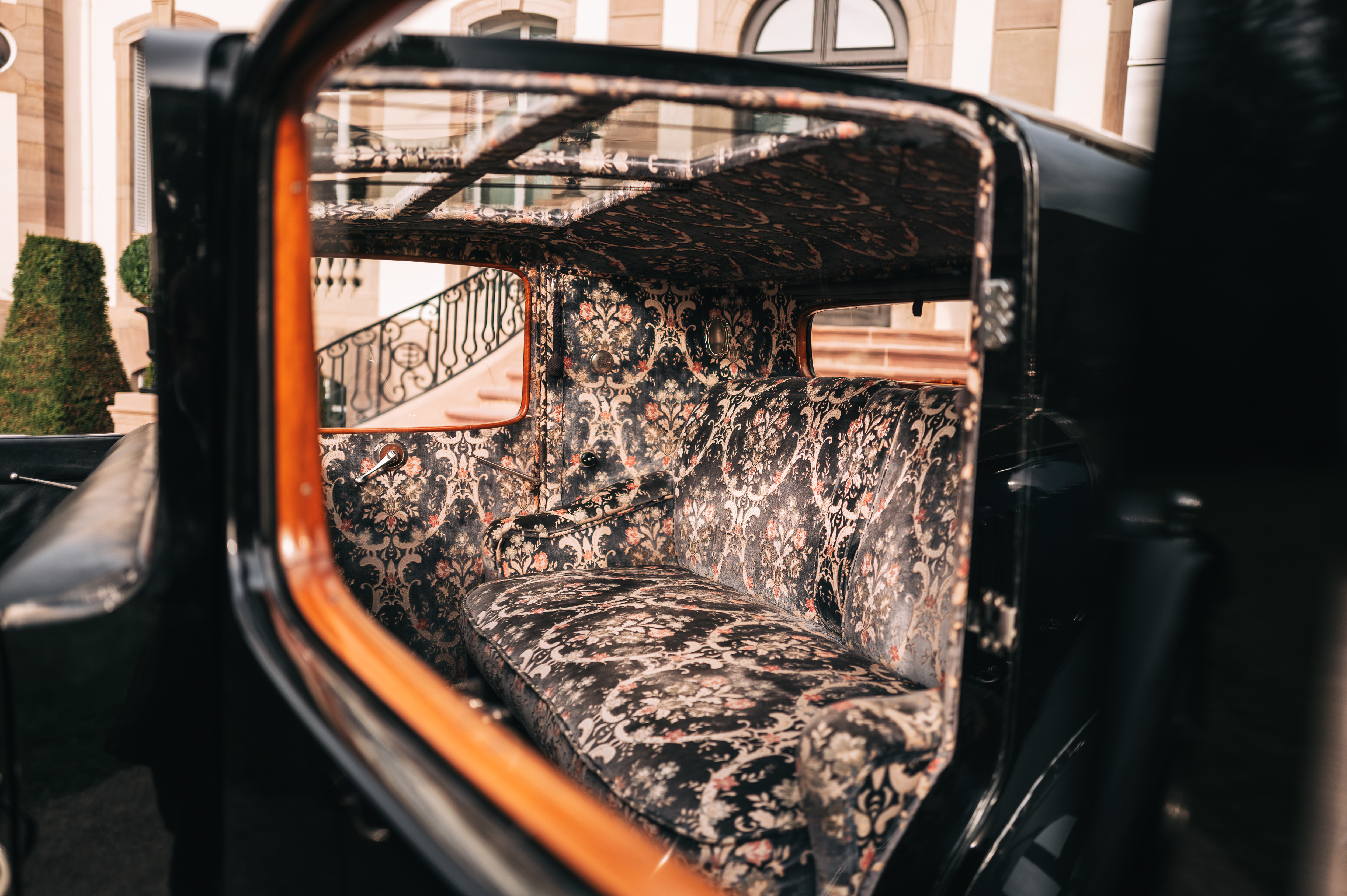 Inside the ROYALE Coupé Napoléon, a glazed roof bathes the rear passenger compartment in light.
