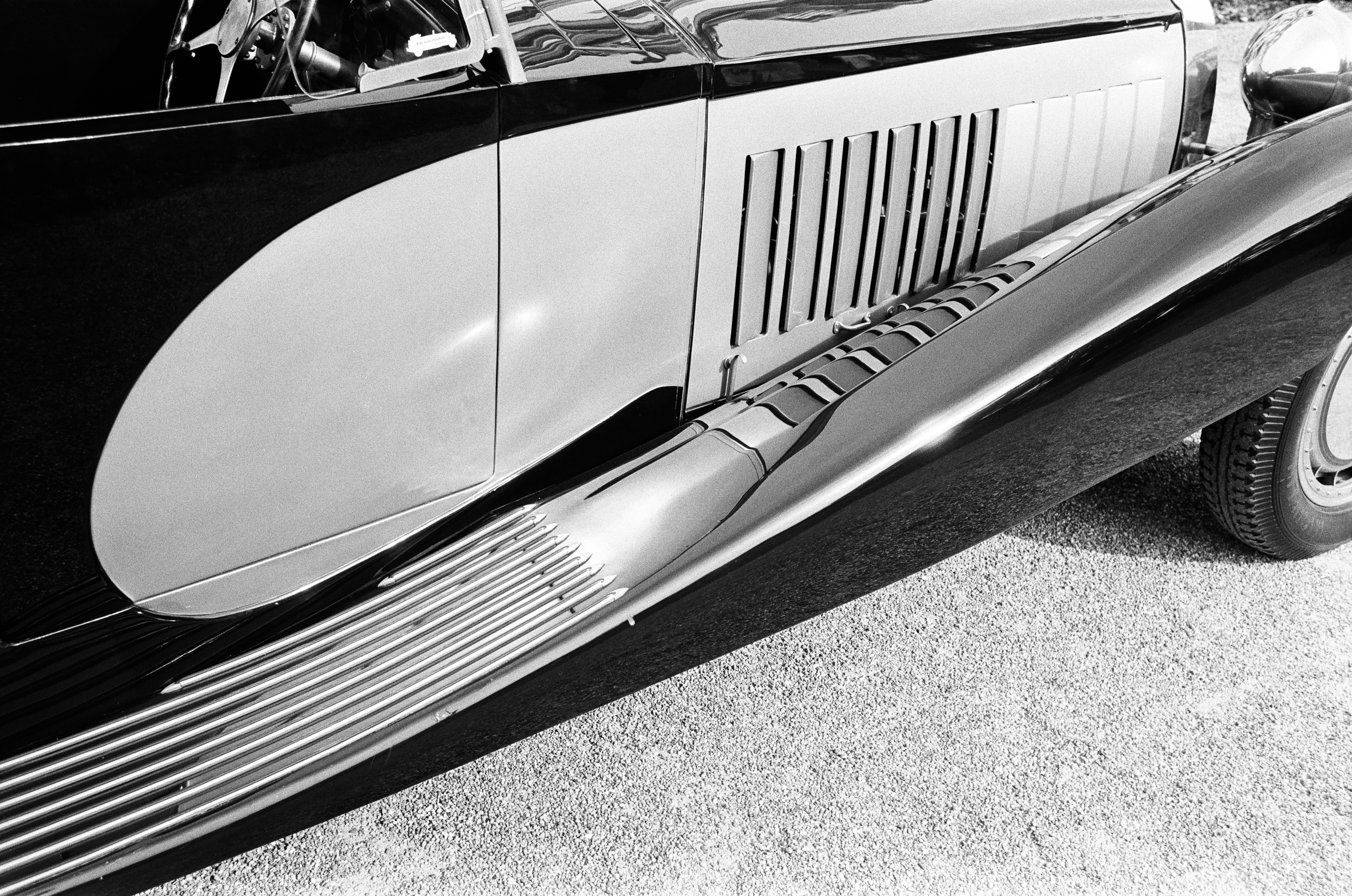 From the steering wheel to the dashboard, the BUGATTI ROYALE unites mechanical prowess and the art of detail, true to Ettore Bugatti’s conviction.