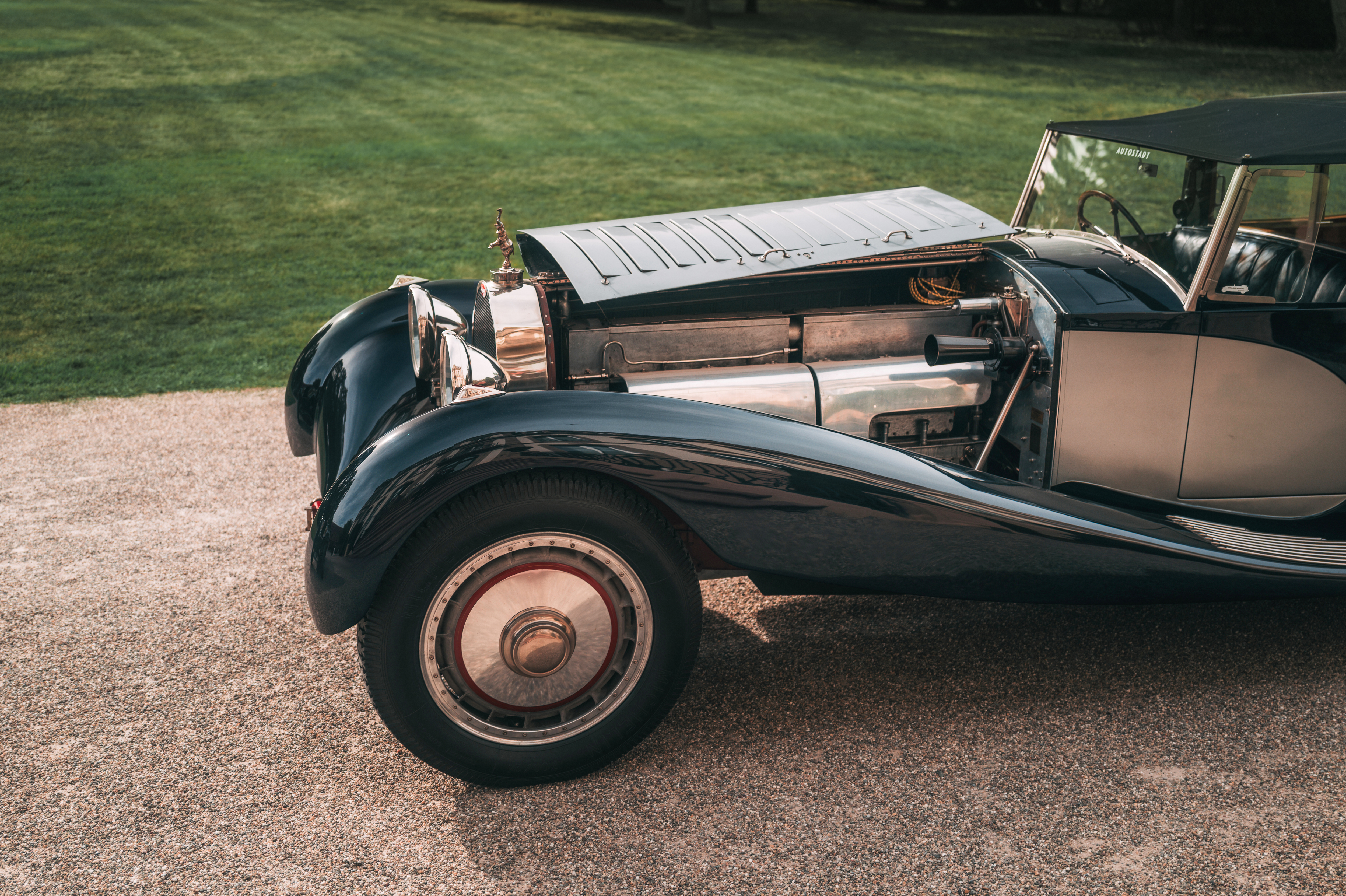 Beneath its immense hood, the BUGATTI ROYALE houses an exceptional straight-eight engine, serving an automobile of unparalleled scale.