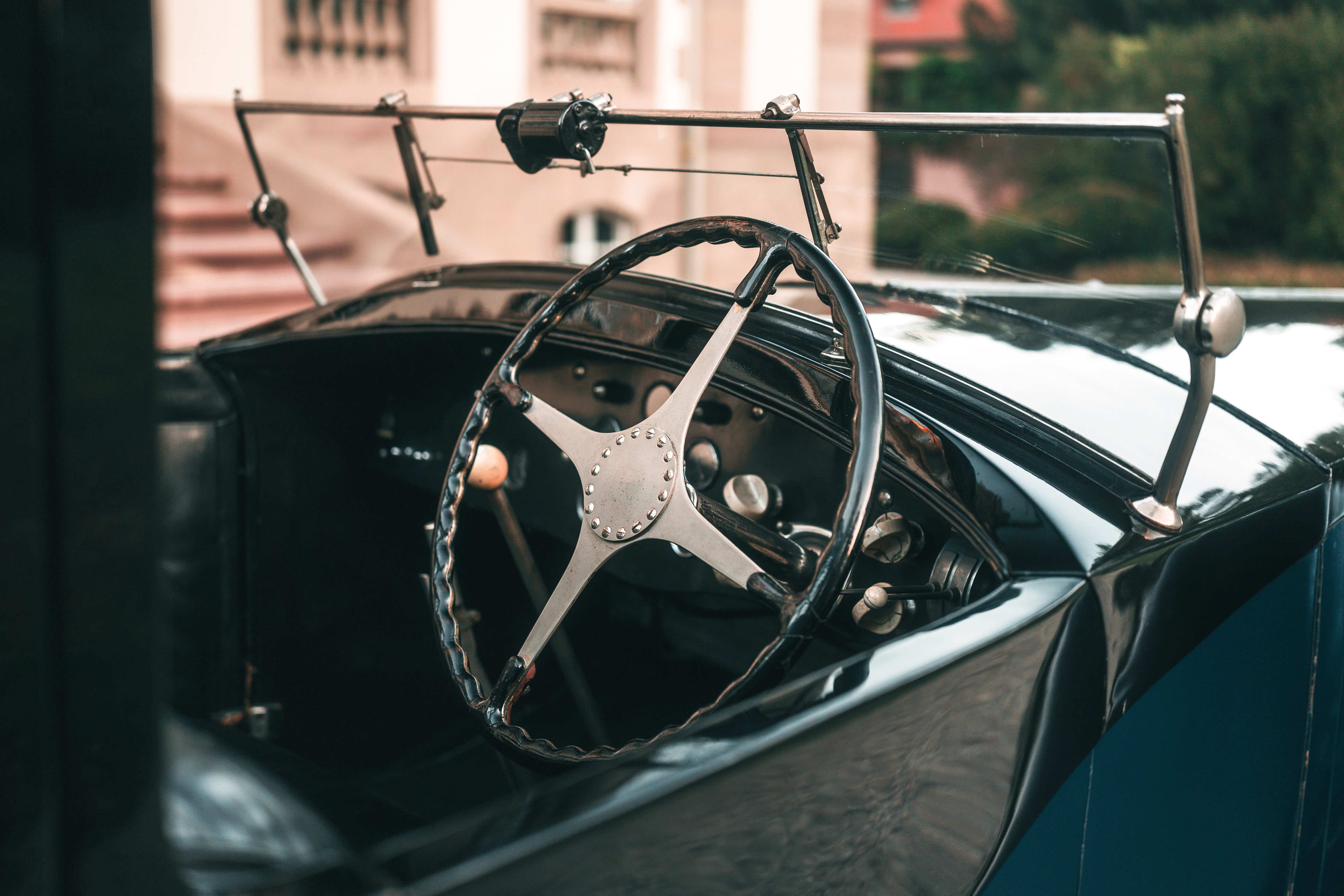 From the steering wheel to the dashboard, the BUGATTI ROYALE unites mechanical prowess and uncompromising elegance, true to Ettore Bugatti’s conviction.