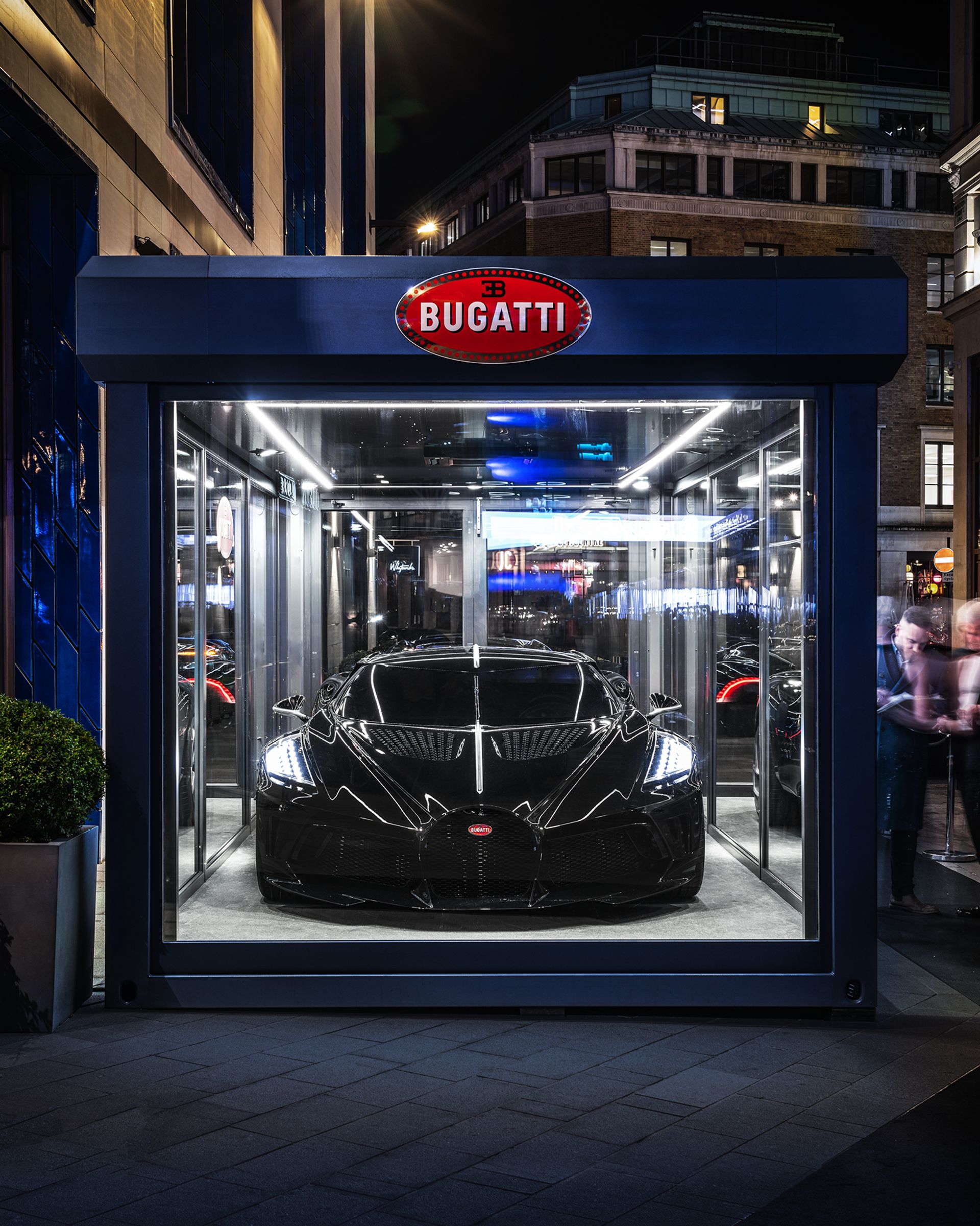 Bugatti und Champagne Carbon präsentieren Einzelstück „La Bouteille Noire“